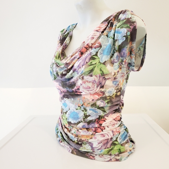 Suzy Shier Faded Floral Blouse - Picture 5 of 8